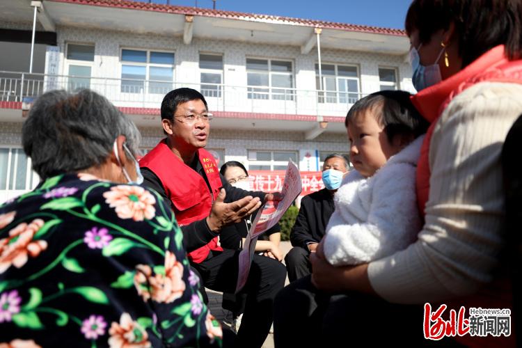 河北隆尧：“小马扎”把十九届六中全会精神讲到百姓心里