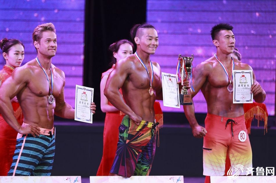 淄博举办健美精英赛 肌肉猛男、金刚芭比齐聚秀身材