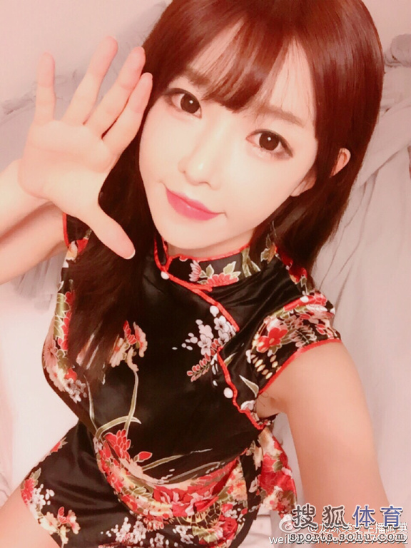 组图：韩国电竞女主播晒私照 迷人大眼闪闪放光