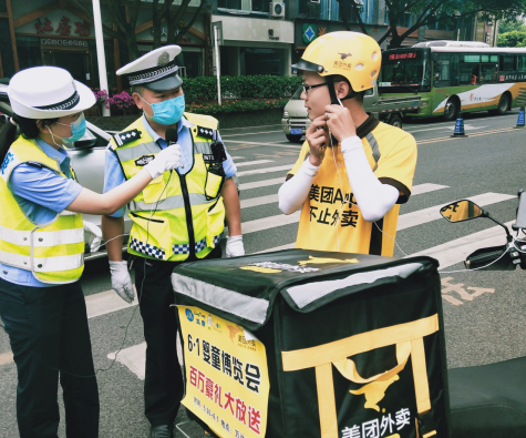 【急稿】【B】重庆铜梁警方开展“一盔一带”安全守护行动暨网络直播活动