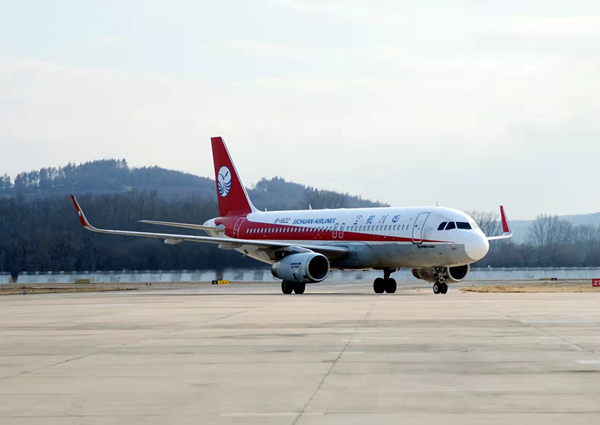 【吉林110301】四川航空延吉-营口-成都天府航线开通_fororder_航班平稳降落延吉朝阳川国际机场.JPG