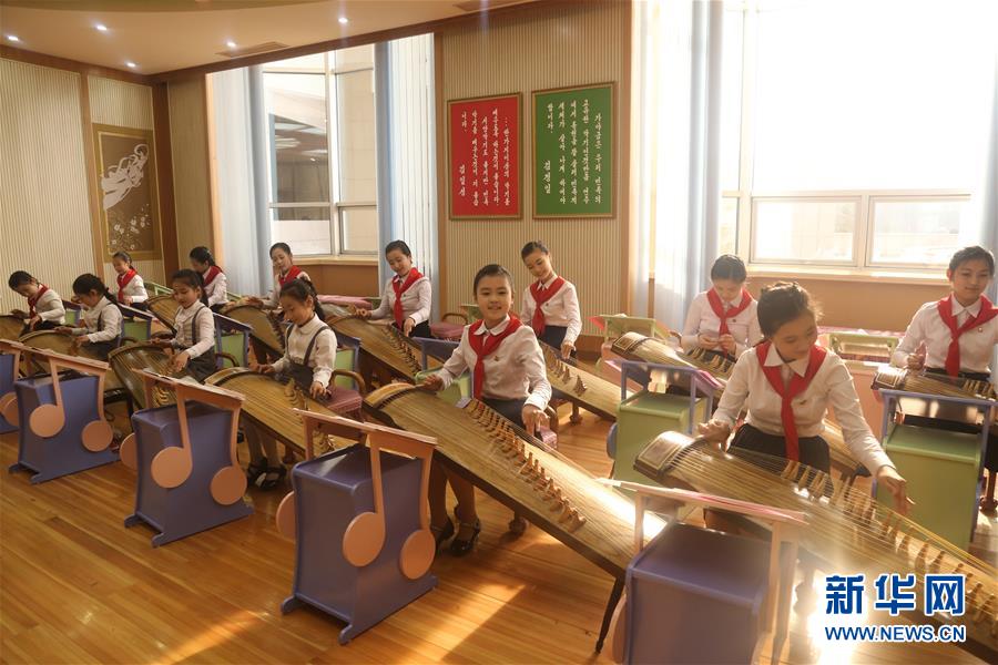 驻朝使团和国际机构参观万景台学生少年宫