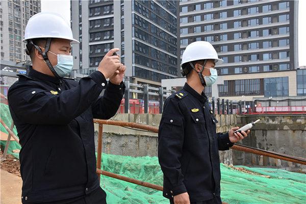 “技防+人防” 成都市成华区这样应对金秋首个重污染天气_fororder_“人盯源”工作人员郭思宏（右一）和同事正在工地检查-摄影-程环
