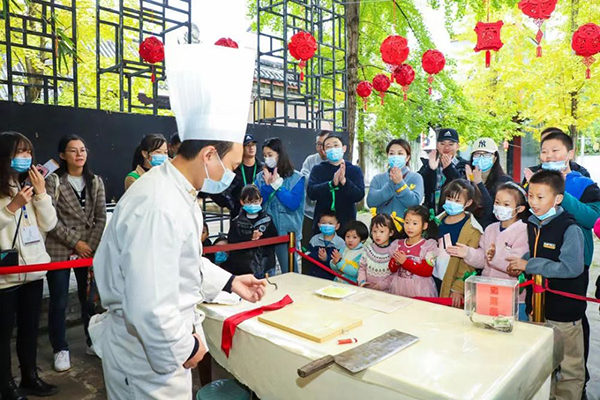成都郫都区三道堰街道开启家庭“沉浸式”深度游新玩法_fororder_观看做川菜-供图-成都市郫都区三道堰街道