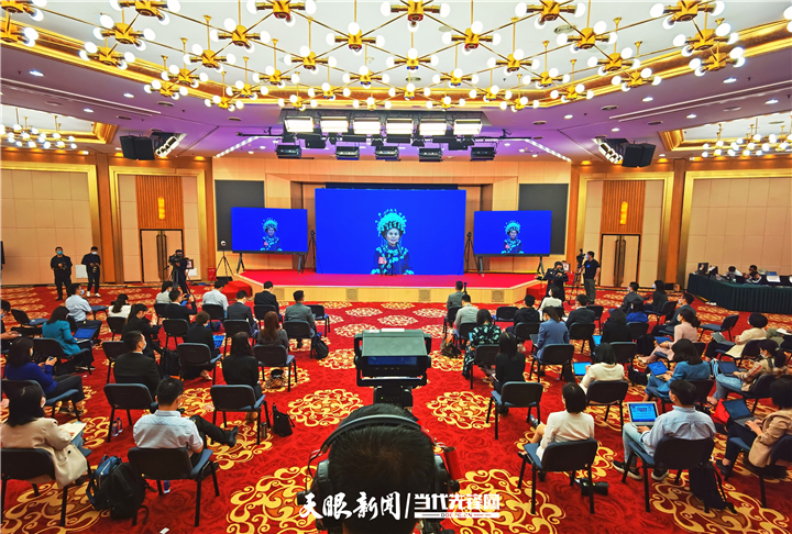 石丽平在“代表通道”上用3分钟讲述贵州脱贫攻坚故事