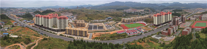 石丽平在“代表通道”上用3分钟讲述贵州脱贫攻坚故事