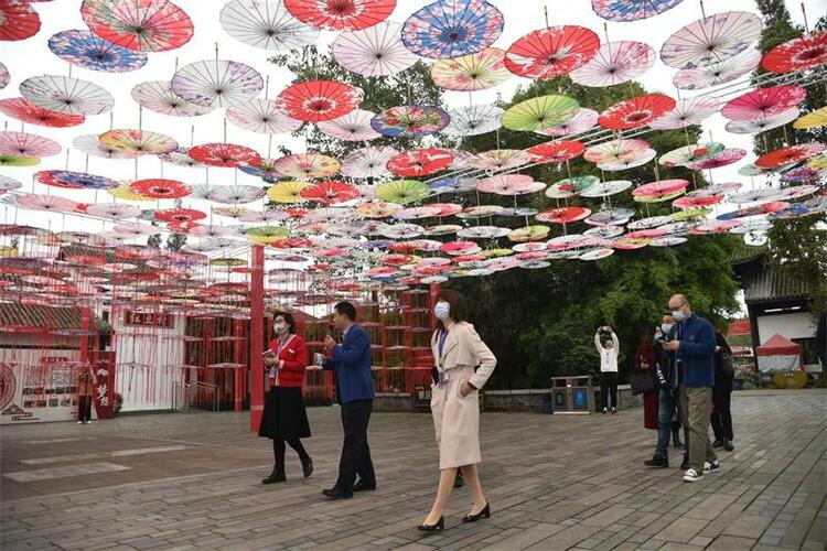 （转载）【2021全国主流媒体德阳行】德阳什邡：“红豆幸福里”走出乡村振兴路