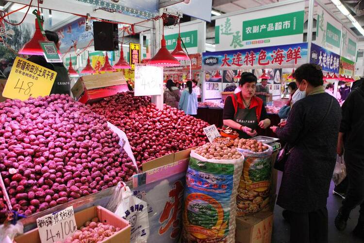 货源充足！沈阳菜篮子肉袋子满满的！