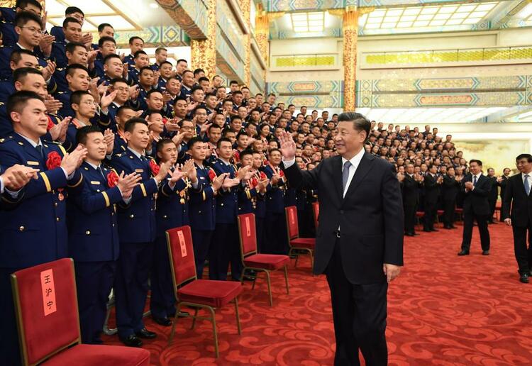 图文故事丨习近平同这支赴汤蹈火的人民队伍