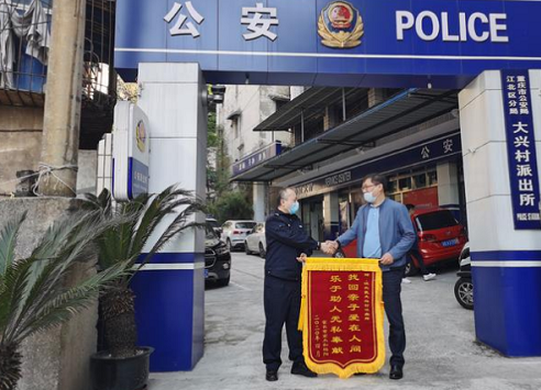 【B】重庆江北：3岁小女孩与家人意外走散 民警抱着她寻找家人