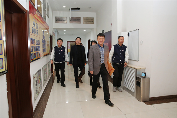 延吉市举行2021年驻延新闻媒体座谈会_fororder_6时佰林看望慰问一线编辑记者 杨婷婷 摄.JPG