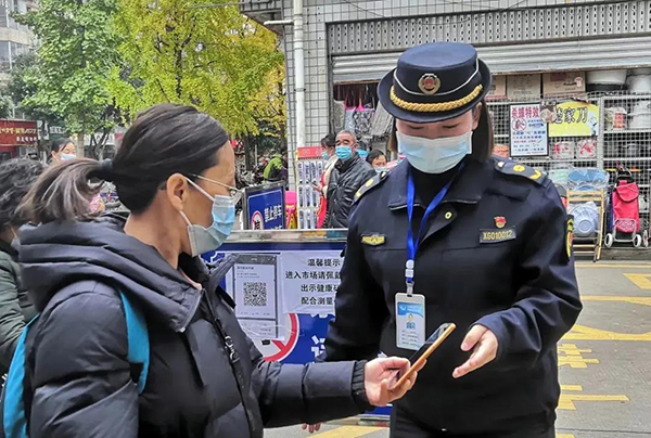 防疫有序｜战“疫”党员冲锋在前 扎实做好疫情防控和城市管理工作_fororder_谢冬梅协助配合社区核酸检测-供图-成都市城管委