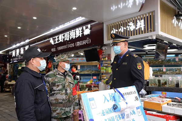 防疫有序｜战“疫”党员冲锋在前 扎实做好疫情防控和城市管理工作_fororder_赵洋在防疫现场指挥-供图-成都市城管委