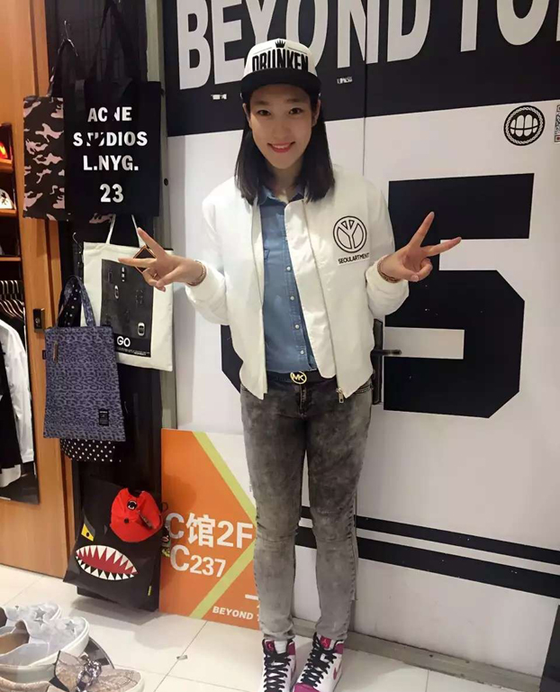 中国女篮新晋女神私照曝光 爱自拍+甜品潮牌