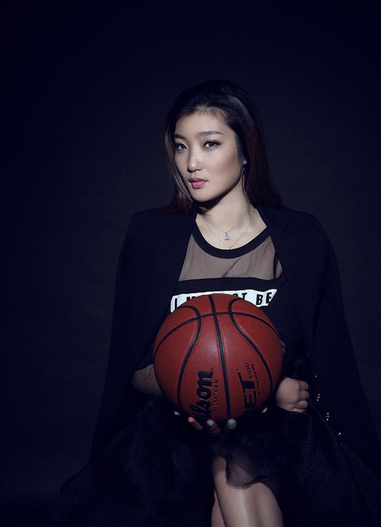 中国女篮新晋女神私照曝光 爱自拍+甜品潮牌