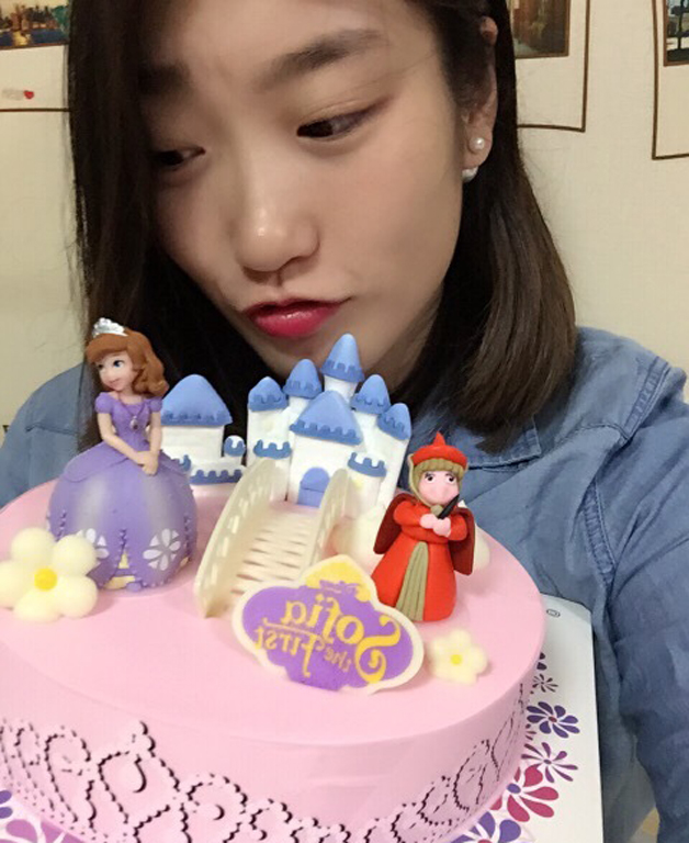 中国女篮新晋女神私照曝光 爱自拍+甜品潮牌