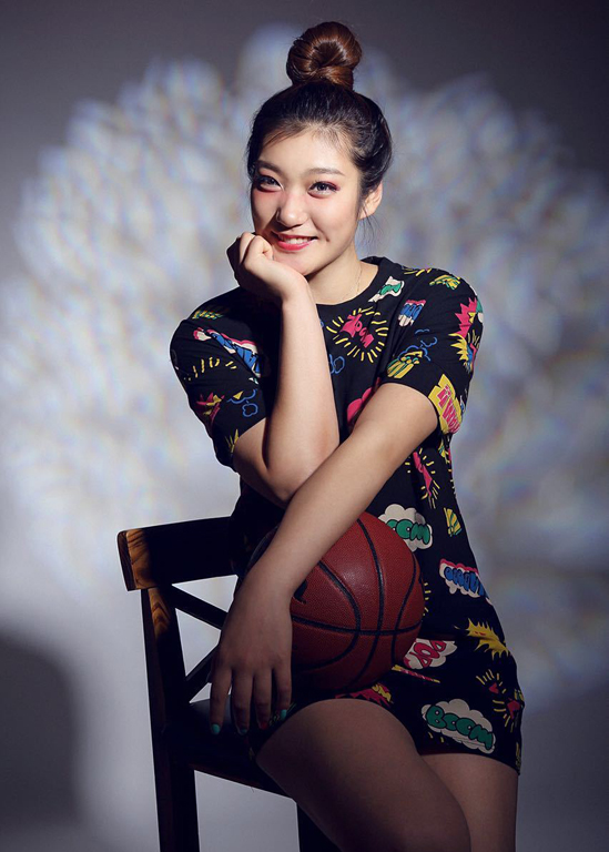 中国女篮新晋女神私照曝光 爱自拍+甜品潮牌