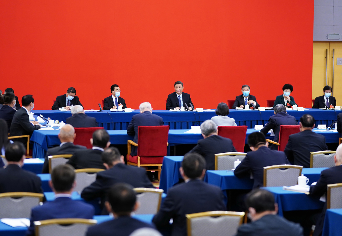 习近平在看望参加政协会议的经济界委员时强调 坚持用全面辩证长远眼光分析经济形势 努力在危机中育新机于变局中开新局