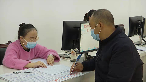 广元朝天：“线上+线下”齐发力 群众就业有保障_fororder_填写就业意向登记表