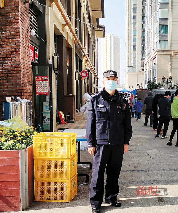 （转载）退休民警彪大爷： 一脱下警服就换上红马甲 从民警到志愿者无缝衔接_fororder_cdrb_2_20150307920048-221d-401f-b5fa-627b1aecfdf5