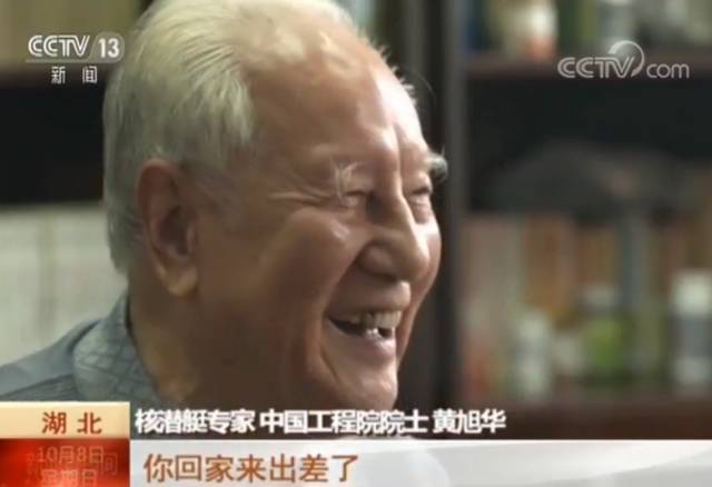 习总书记一再邀请他坐到自己身边，这位广东老人到底是谁？