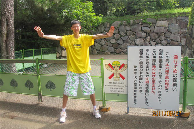 周琦成长照：幼年萌照身高惊人 场外超爱搞怪