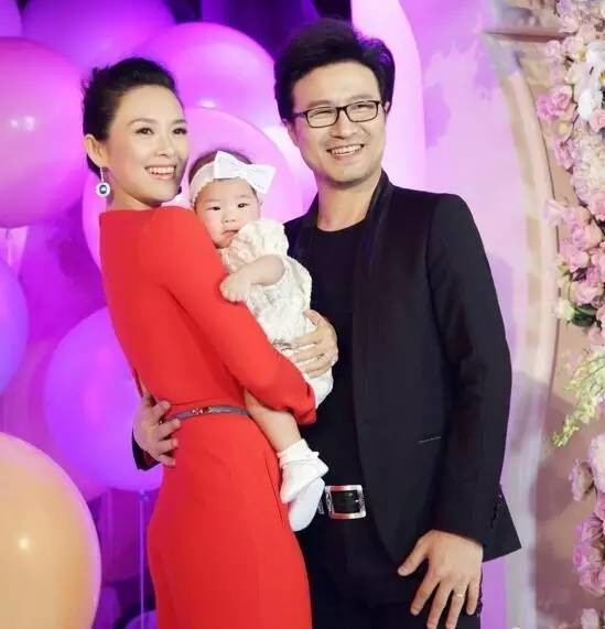 汪峰小女儿百日宴现场，大女儿落泪喊章子怡“妈妈”