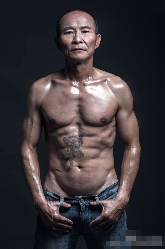 青春永驻的秘密 61岁肌肉爷爷赛车驰骋大漠