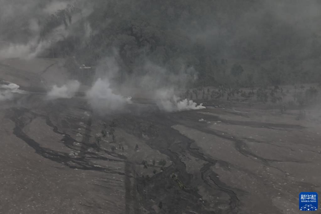 印尼塞梅鲁火山再次喷发 已致15人死亡