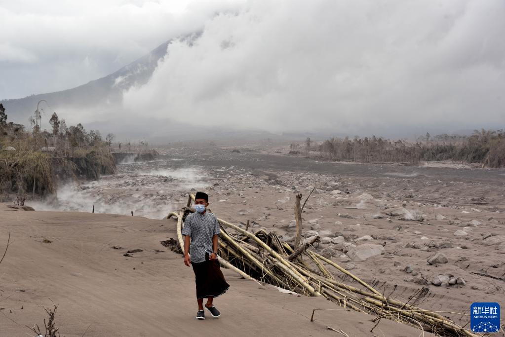 印尼塞梅鲁火山再次喷发 已致15人死亡