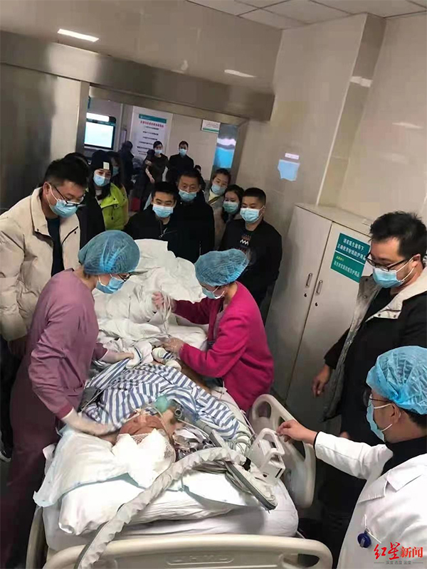 （转载）绵阳刑警执行公务突发脑溢血 至今已昏迷40余小时 妻子一直守候病房外……_fororder_未标题-1