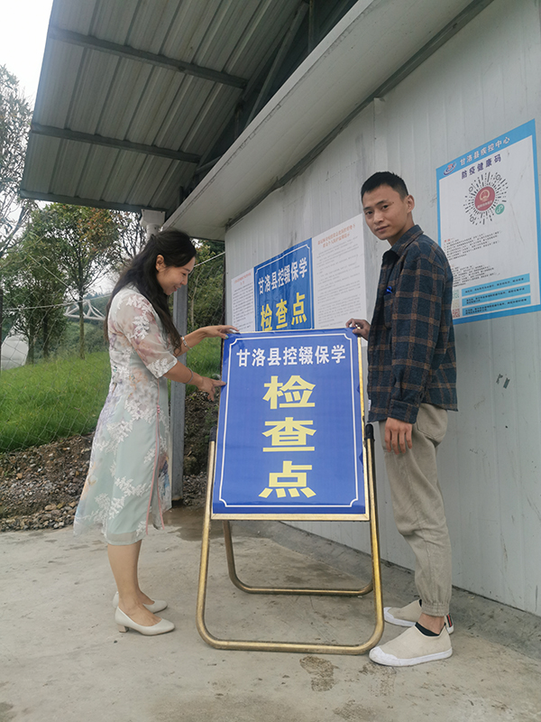 凉山甘洛女作家蒋燕：勇担当 善作为 成教育扶贫“实干家”_fororder_蒋燕正在工作-摄影-宋恩