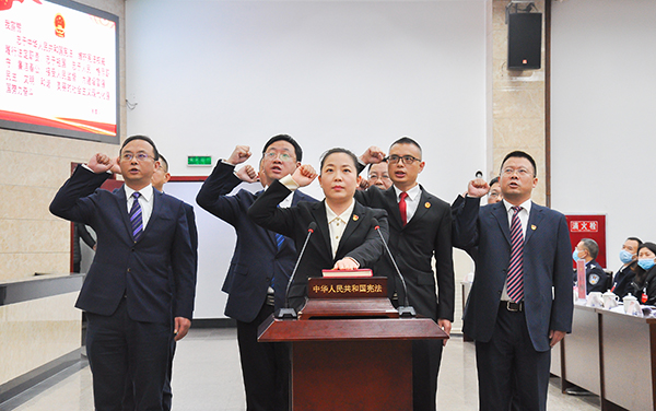 自贡自流井：刘忠明当选人大常委会主任 万春霞当选区长_fororder_2现场举行宪法宣誓仪式（摄影-冯常英）