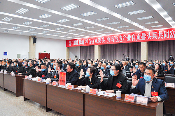 自贡自流井：刘忠明当选人大常委会主任 万春霞当选区长_fororder_4举手表决相关决议（摄影-冯常英）