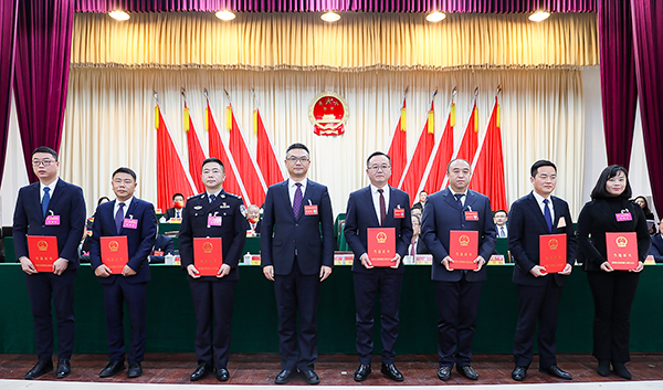自贡市沿滩区第十九届人民代表大会第一次会议胜利闭幕_fororder_2为当选人员颁发证书（摄影-赵丽）