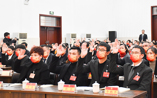 自贡市沿滩区第十九届人民代表大会第一次会议胜利闭幕_fororder_5举手表决通过相关决议（摄影-赵丽）