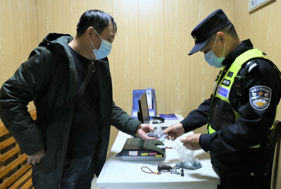 【原创】重庆渝北警方依法处置一起使用弹射工具引发安全隐患的警情_fororder_微信图片_20211123170342