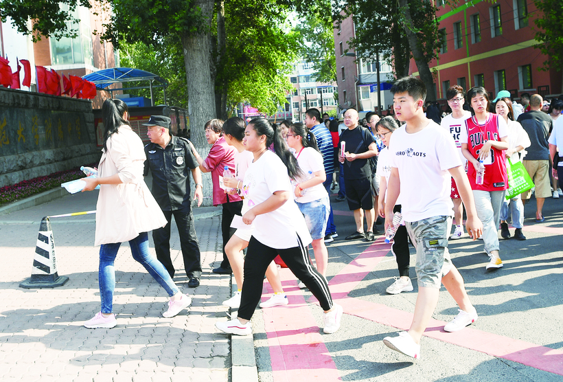 长春市6万余名考生走入中考考场