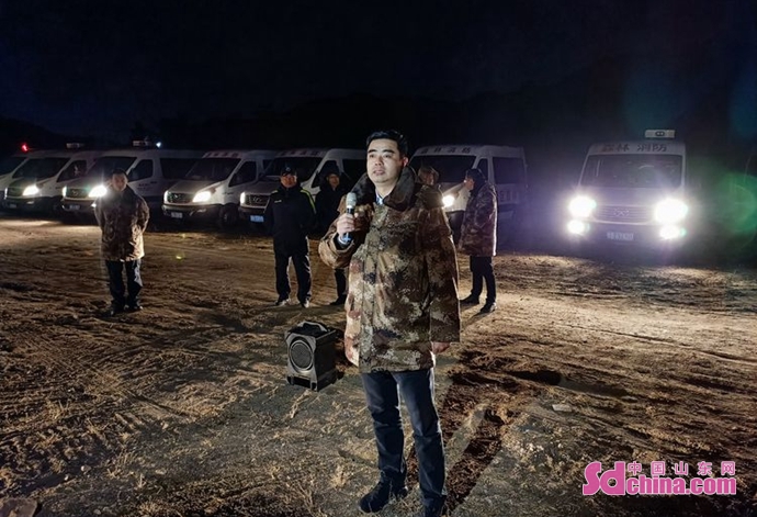 实战环境练技能 青岛崂山区森林消防专业队伍夜间实战演练
