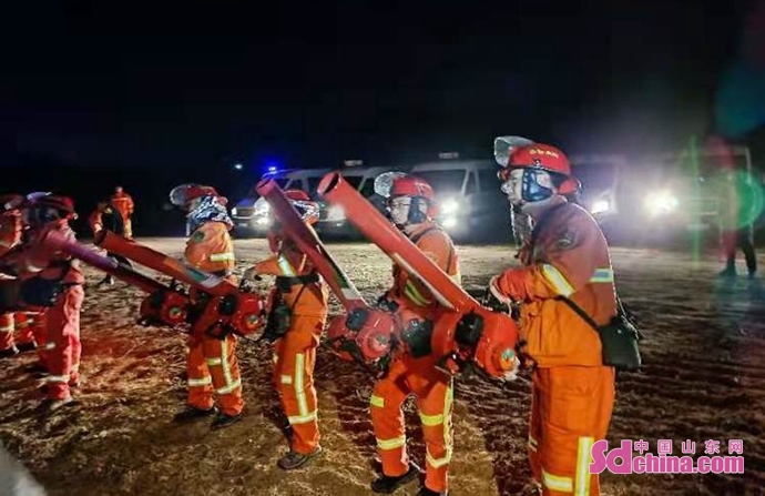 实战环境练技能 青岛崂山区森林消防专业队伍夜间实战演练