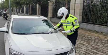 【原创】“违停罚单”变身“温馨提示单”重庆高新警方人性执法获点赞_fororder_微信图片_20211124165319