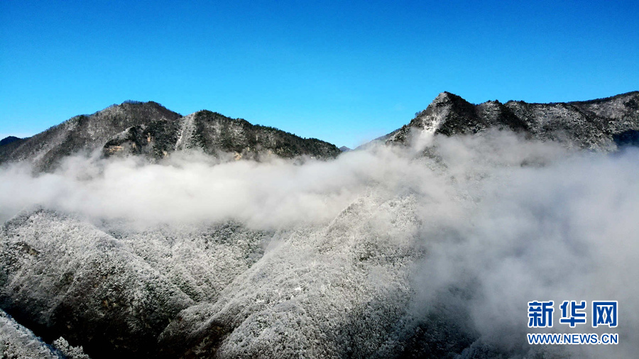 湖北十堰：雪后十八里长峡 半山皑皑半山红