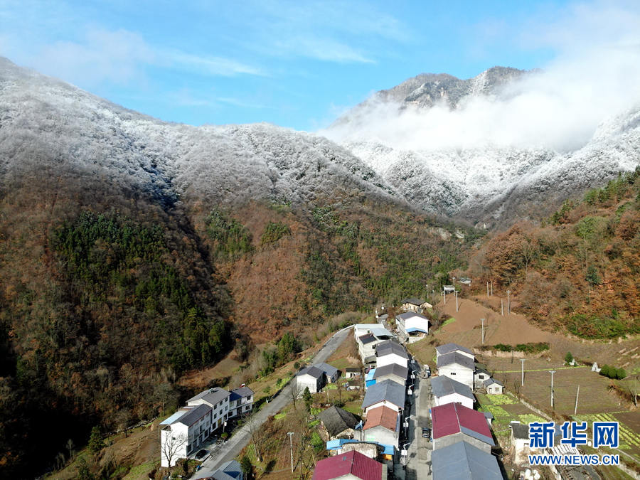 湖北十堰：雪后十八里长峡 半山皑皑半山红