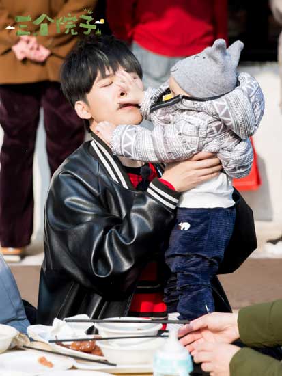 《三个院子》大张伟带娃 喂食系鞋带很专业