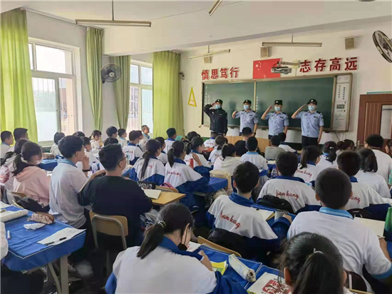 （待核实）鞍山台安打造“无毒县” 每个学生都是“禁毒大使”_fororder_干警进校园讲解毒品危害 供图 台安公安局