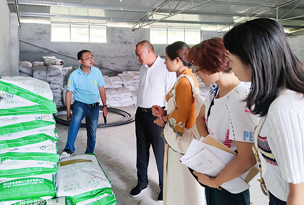 自贡市沿滩区全力筑牢农产品质量安全“屏障”_fororder_农残检测现场