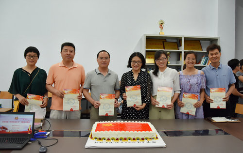 【河南供稿】郑州航空工业管理学院材料学院党总支举行党员“政治生日”主题党日活动