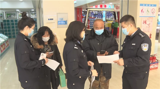 鞍山岫岩公安：手机办理户籍事项13370件_fororder_民警来到商场教群众下载APP 供图 岫岩公安局