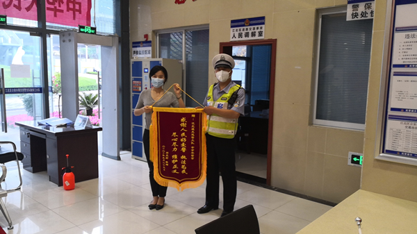 【B】重庆江北区：江北城大队为民解忧 连收两面锦旗