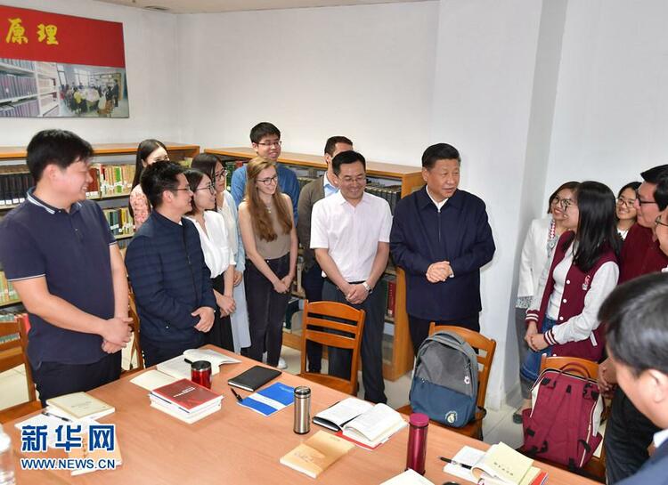 学习进行时丨习近平与大学生在一起的那些温暖瞬间